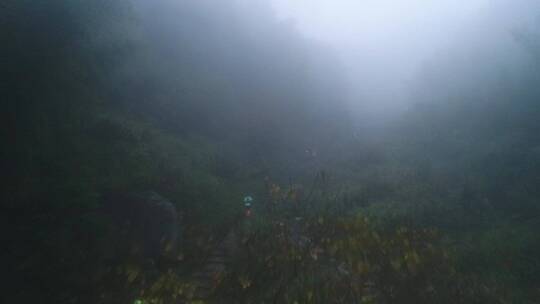 下雨天野外跑步