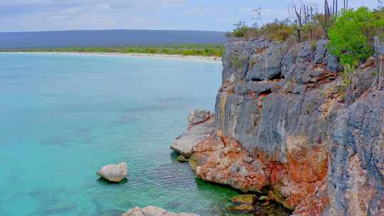 多米尼加共和国巴伊亚德拉斯阿吉拉斯或鹰湾岩石的无人机视图。天线视频素材模板下载