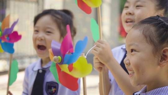 4K幼儿园小朋友户外吹泡泡玩风车视频素材模板下载