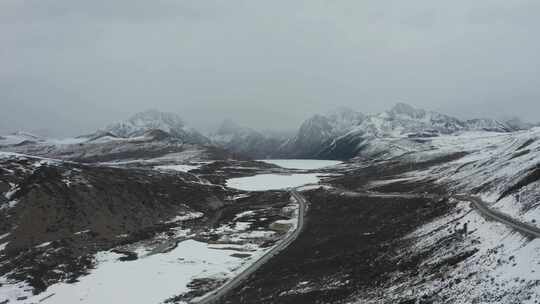 航拍冬天川藏公路姊妹湖雪景视频素材模板下载