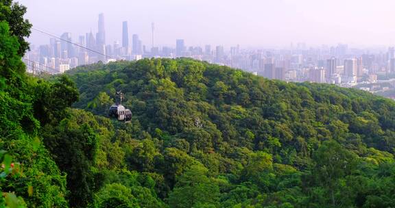 广州城市建筑群与白云山山林索道缆车