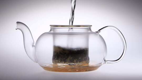 将沸水倒入装有茶叶的透明茶壶中