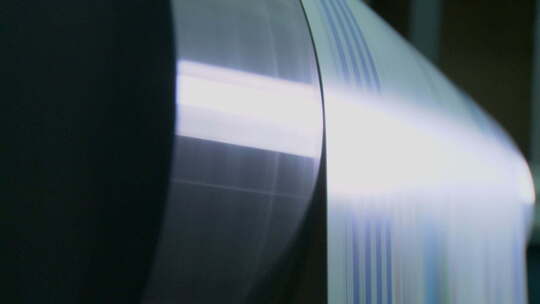 大型印刷设备中高速运转的胶印机