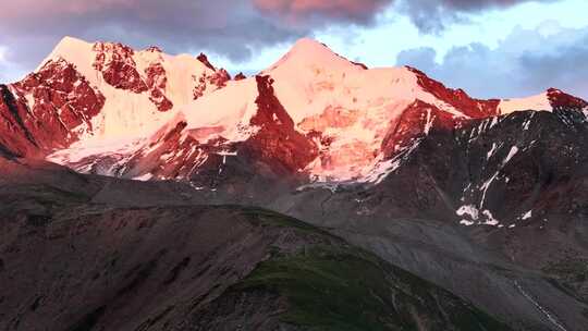 日照进山雪山