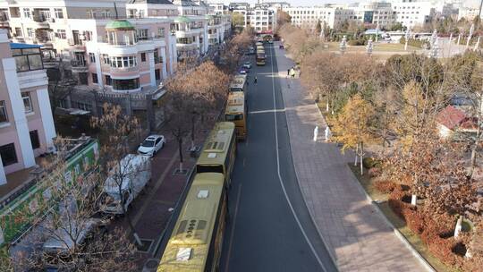 人群欢送医护人员回家的车队