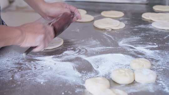 湖南衡阳食品店正在制作特色小吃烧饼