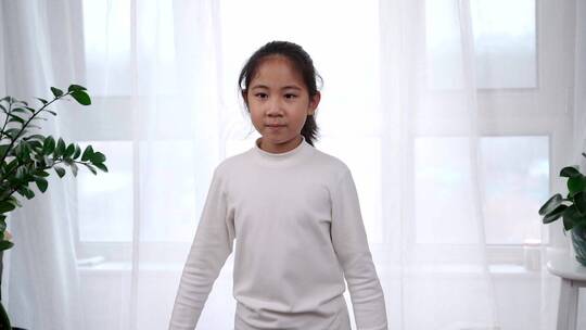 在家跳舞做操的亚洲女孩视频素材模板下载