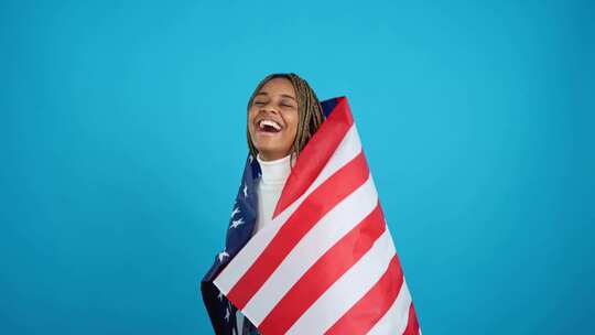 骄傲的非洲妇女升起北美国旗