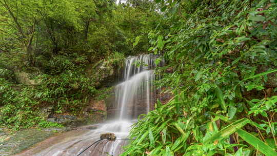 山间绿植环绕的小瀑布 永康历山三泉叠声