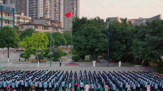 学校学生集合升旗场景