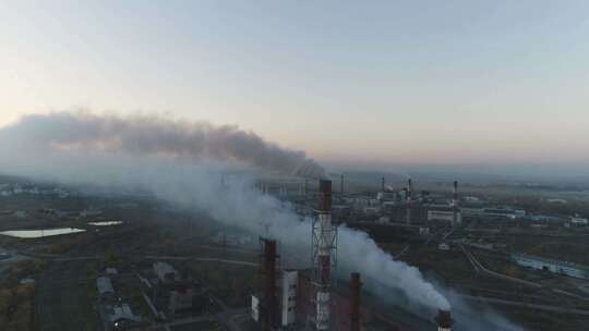 航拍化工厂烟囱废气排放污染大气环境