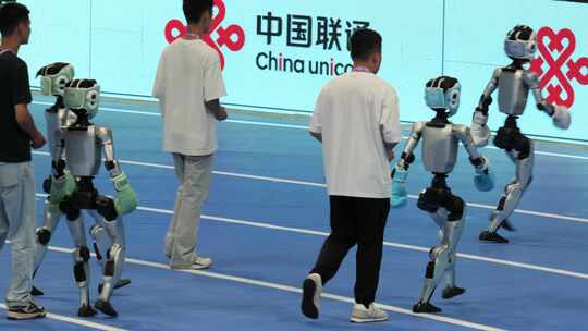 工程师操控人形机器人