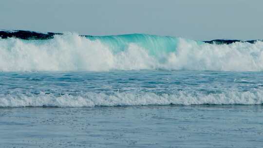 海边涨潮 ，海水涨潮，海浪滚滚而来