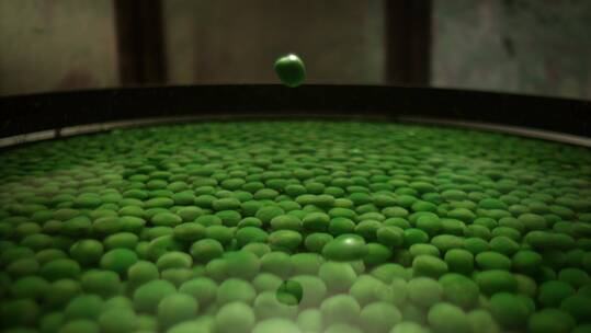 一颗豌豆落入水中的慢镜头