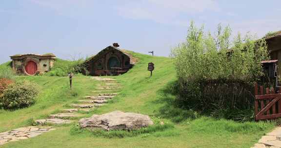 蓝天白云霍比特人小屋童话世界美丽乡村田园