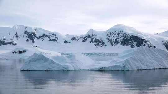 崩塌的冰山。全球变暖，生态状况，融化的冰
