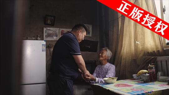 村干部走访村民慰问老人