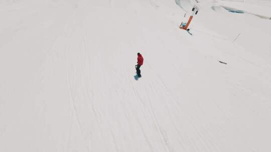 雪山上的滑雪者正在进行滑雪运动