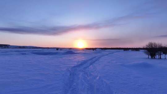 夕阳映射到雪地上的光影