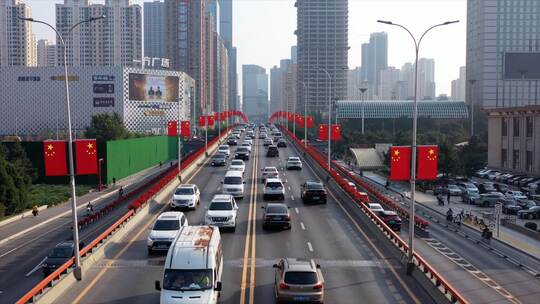 国庆 国庆氛围 国庆城市街景 红旗飘扬视频素材模板下载