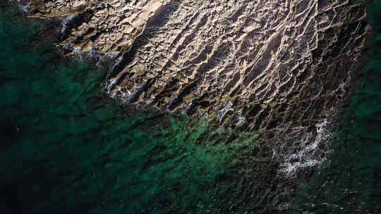 波浪拍打着岩石海岸