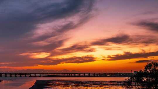 夕阳下桥梁与水面风景延时