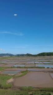 竖版航拍旅游旅途火车窗外蓝天白云风景实拍