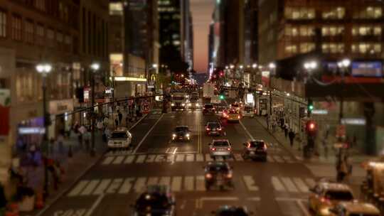 城市路口快速移动的人流和车流视频素材模板下载