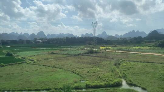 旅游时白天高铁上拍摄广西河流田野景色