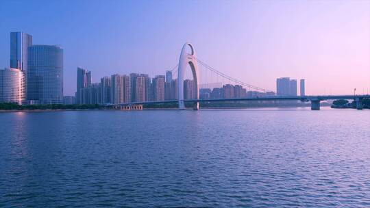 清晨日出旭日阳光照耀在广州珠江猎德大桥