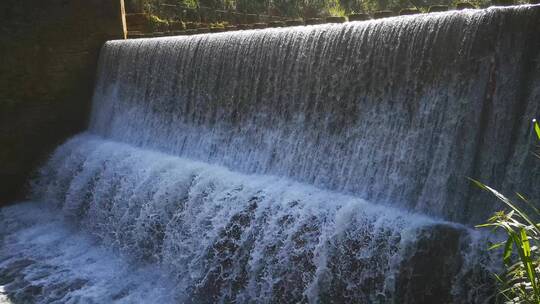 实拍湖面波光瀑布流水