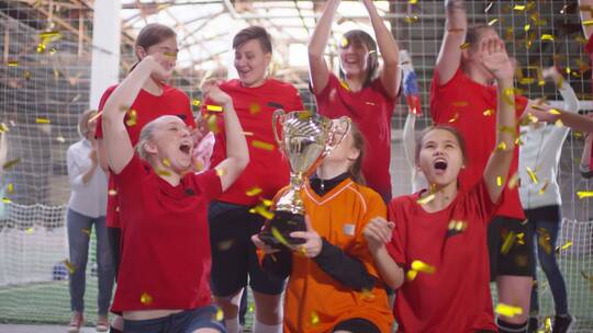 女子足球运动员赢得冠军后庆祝