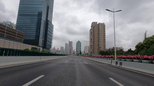 上海封城中的高架路上镜头