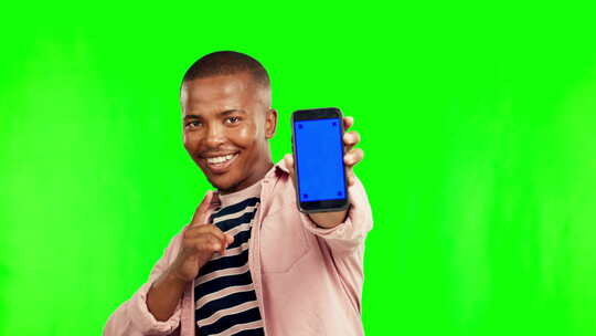 快乐的黑人，手机和绿屏模型，用于工作室背