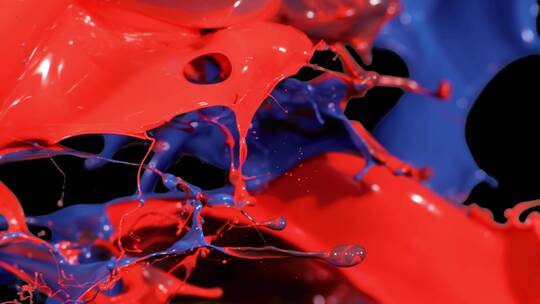红色蓝色液体颜料泼洒交叉融合飞溅