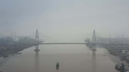 云雾中的跨海大桥