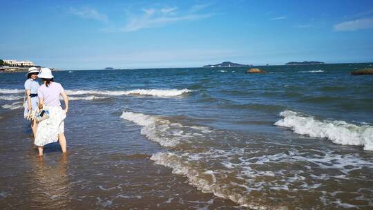 实拍沙滩海浪礁石大海