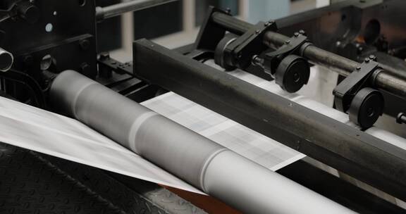 报纸在高速印刷机上印刷
