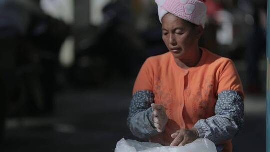 中缅边境云南德宏芒市买蔗糖傣族妇女视频素材模板下载