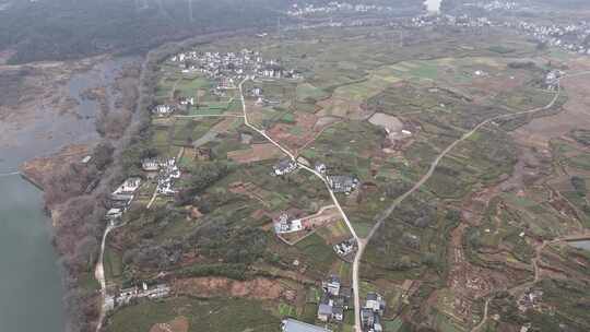 俯瞰有河流的乡村及周边农田全景