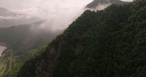 在Samtskhe-Ja的Borjomi自然保护区附近高耸的库拉河山脉的壮丽景色