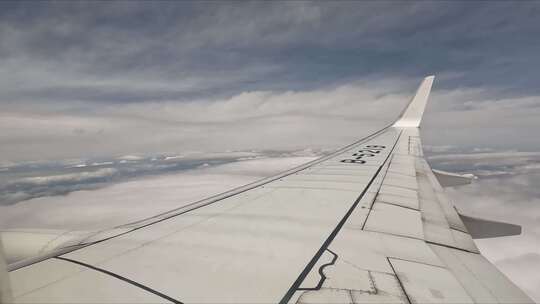 长沙黄花机场飞机起飞滑行穿破云层降落