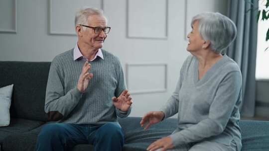 老年丈夫和妻子正在互相交谈老年情感丈夫讲