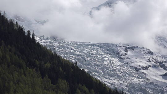 冰雪覆盖的法国勃朗峰景观