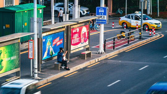 城市夜晚马路车流延时摄影