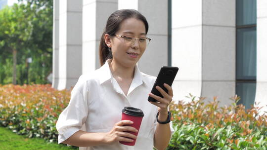 中国女性户外办公打电话玩手机