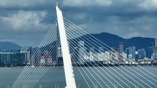 深圳湾跨海大桥上的城市地标建筑风光航拍
