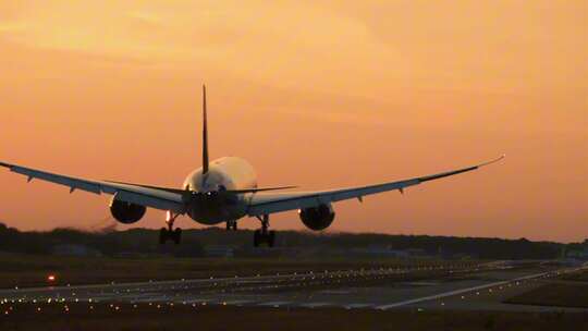 黄昏机场飞机降落特写飞机从天空飞过航空视频素材模板下载