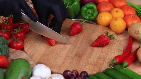 男子用水果刀切蔬菜水果准备做沙拉