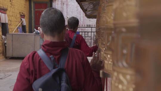 灰度 拉萨 西藏 僧侣抚摸转经轮